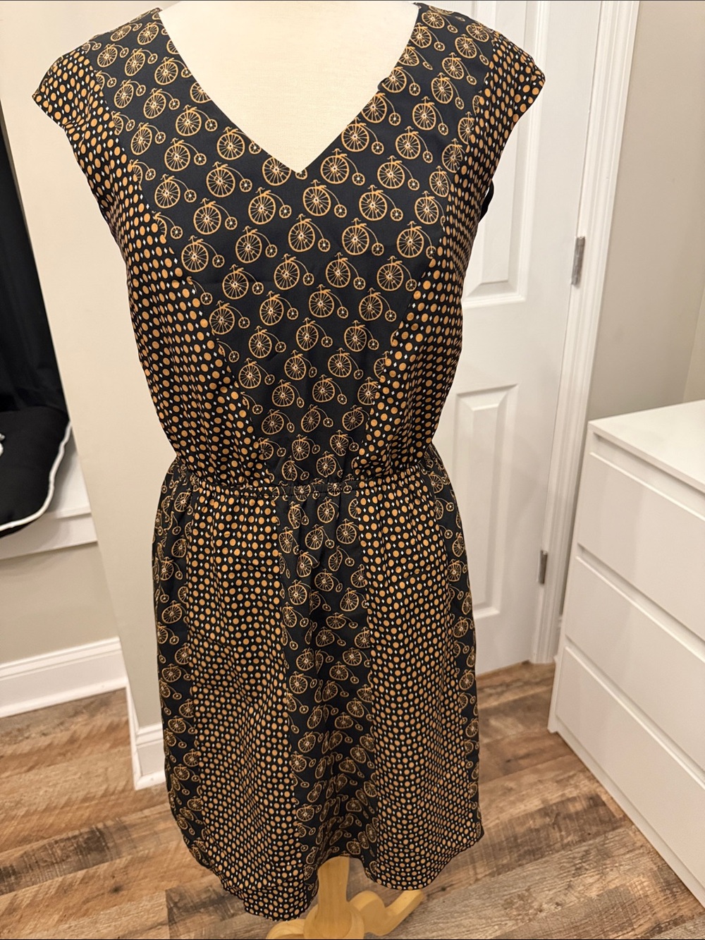 ANTONIO MELANI Black and Gold V-Neck Sleeveless Mini Dress